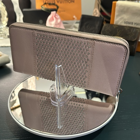 Authentic Michael Kors Women’s Wallet, EUC in Pink w/Studded Center Accent - Picture 3 of 16